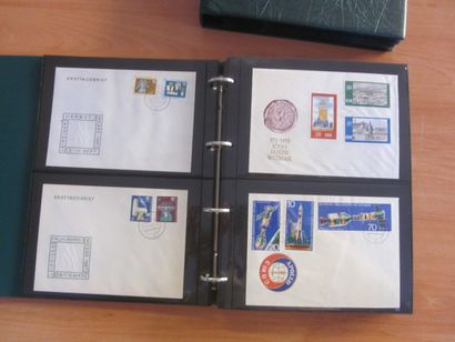 Quatre cartons avec 30 classeurs (contenance...