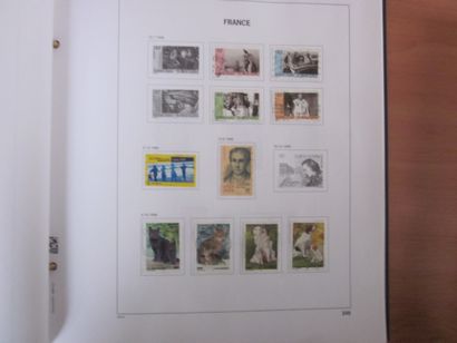 Un carton avec 3 albums DAVO avec étuis (bon...