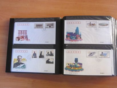 Quatre cartons avec 18 classeurs (contenance...