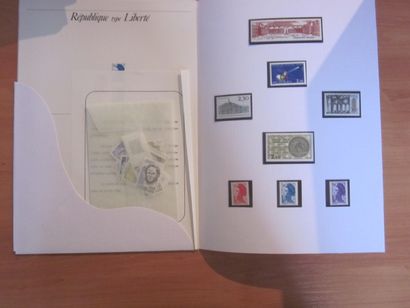 Un carton avec un ensemble de pochettes 