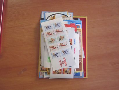 Un classeur avec une pochette incluse (avec...