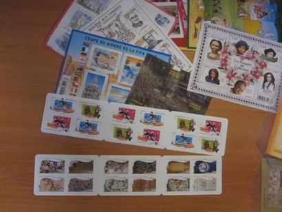 Trois albums SAFE avec étui (bon état sauf...