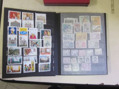 Deux cartons avec 5 albums (1 vide) 9 classeurs...