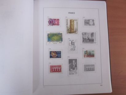 Un carton avec 3 albums DAVO avec étuis (bon...