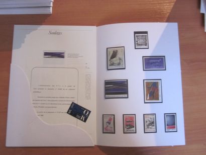 Un carton avec un ensemble de pochettes 