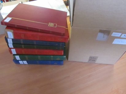 Un carton avec 7 classeurs (remplissage inégal)...
