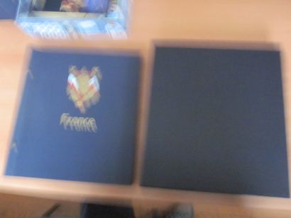 Un carton avec 3 albums DAVO avec étuis (bon...