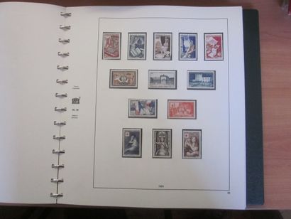 Un carton avec 2 albums SAFE avec étui (bon...
