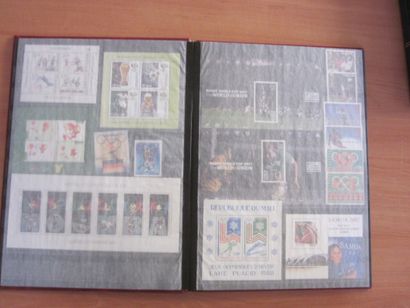 Un carton avec 24 classeurs de TP avec classement...