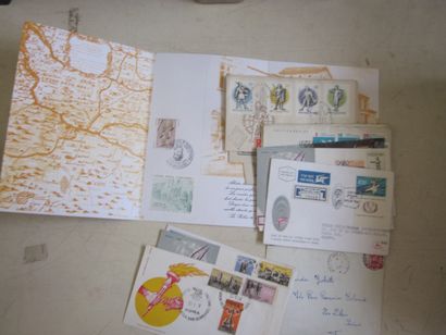 Deux cartons avec des premiers jours et des...