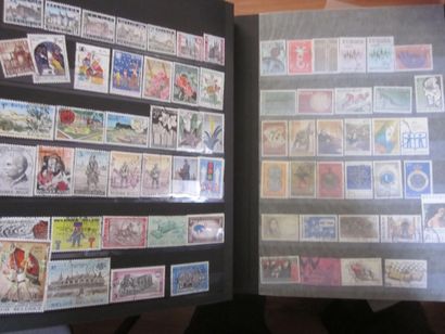 Un carton avec 8 classeurs de TP dont un...