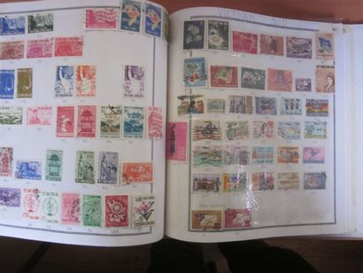 Un carton avec un album de TP des colonies...