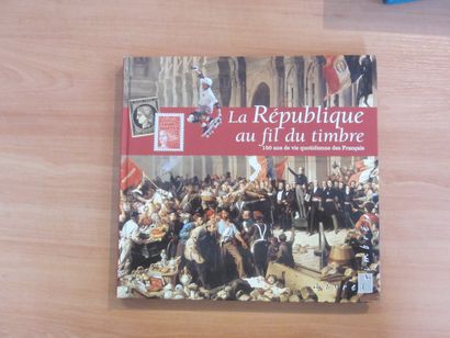 Un petit carton avec 4 livres édités par...