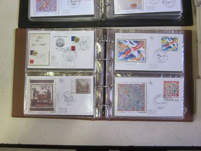 Un carton avec 2 classeurs et un vrac d'enveloppes...