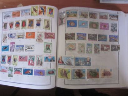 Un carton avec un album de TP des colonies...