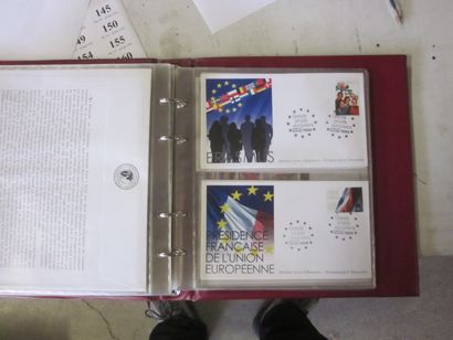 Six cartons avec 41 classeurs de premiers...