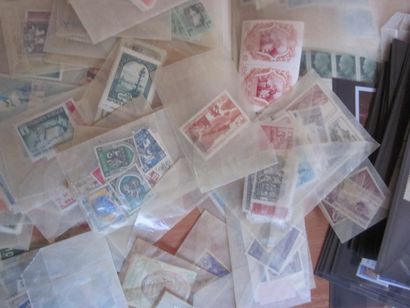 Une boîte avec diverses pochettes et enveloppes...
