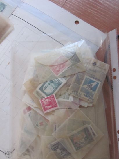 Une boîte avec diverses pochettes et enveloppes...