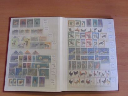 Un carton avec 7 classeurs (remplissage inégal)...