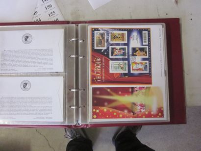 Six cartons avec 41 classeurs de premiers...