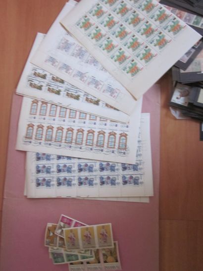 Une boîte avec diverses pochettes et enveloppes...