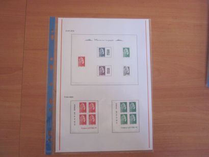 Une pochette avec des feuilles d'exposition...