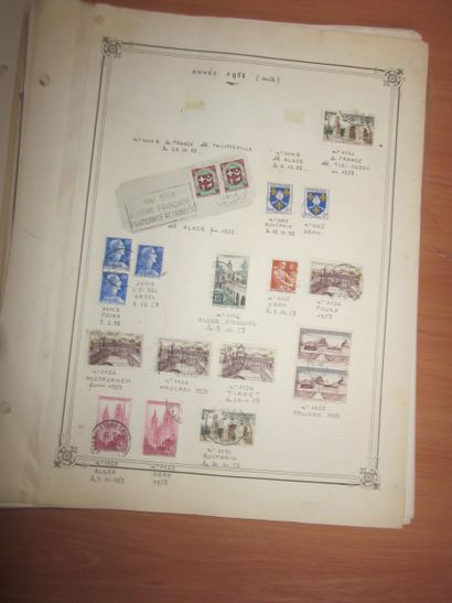 Une pochette avec des timbres téléphones...
