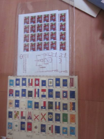 Une boîte avec diverses pochettes et enveloppes...