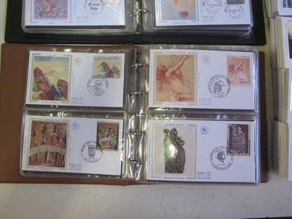 Un carton avec 2 classeurs et un vrac d'enveloppes...