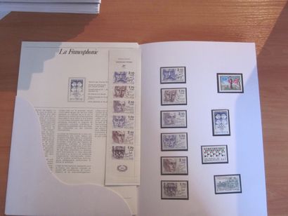 Un carton avec un ensemble de pochettes 