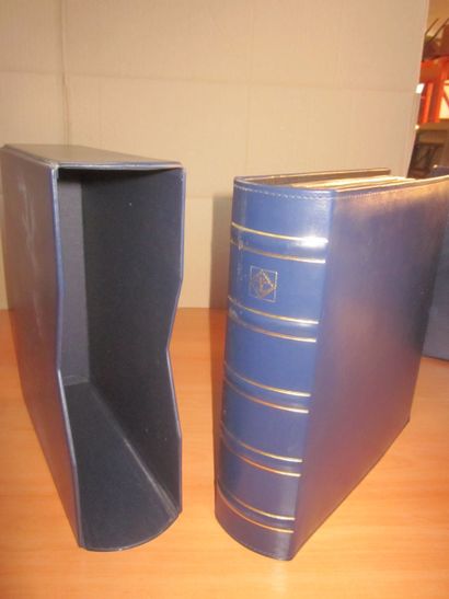 Quatre cartons avec 18 classeurs (contenance...
