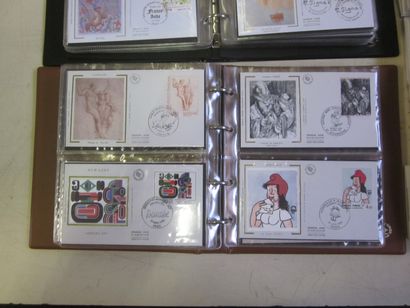 Un carton avec 2 classeurs et un vrac d'enveloppes...