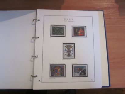 Un carton avec un ensemble de 5 collections...