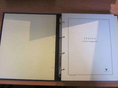 Un carton avec un ensemble de 5 collections...