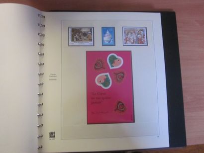 Un carton avec 4 albums SAFE avec étui (bon...