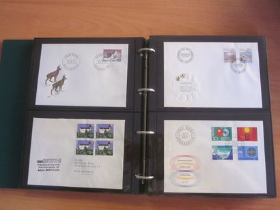 Quatre cartons avec 30 classeurs (contenance...
