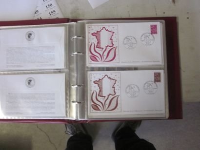 Six cartons avec 41 classeurs de premiers...