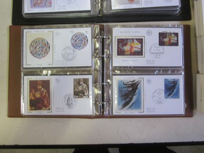 Un carton avec 2 classeurs et un vrac d'enveloppes...