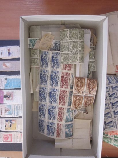 Un carton avec un ensemble de TP des colonies...