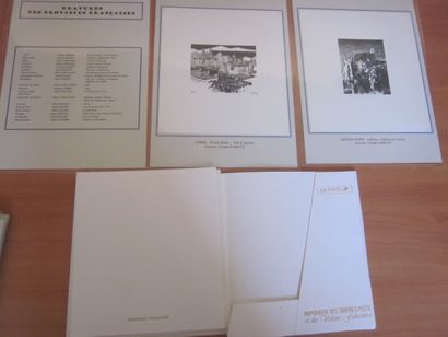 Deux pochettes, l'une avec des gravures émises...