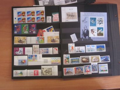Un carton avec 5 classeurs et une pochette...