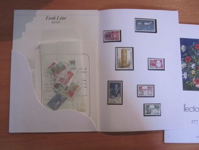 Un carton avec un ensemble de pochettes 
