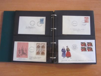 Quatre cartons avec 30 classeurs (contenance...