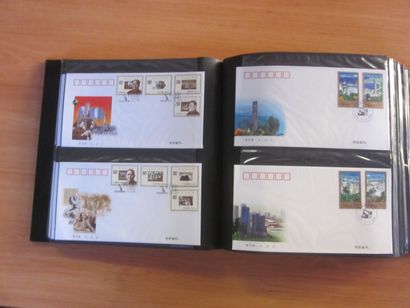 Quatre cartons avec 18 classeurs (contenance...