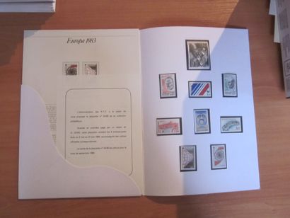 Un carton avec un ensemble de pochettes 