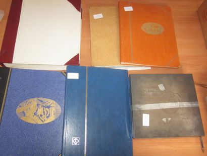 Un carton avec un album de TP des colonies...