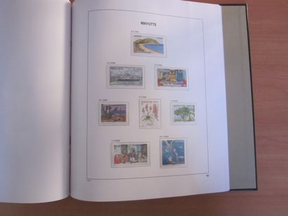 Un album DAVO avec étuis (bon état), un de...