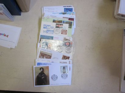 Deux cartons avec un fort lot d'enveloppes...