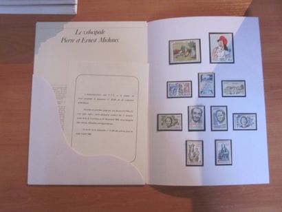 Un carton avec un ensemble de pochettes 