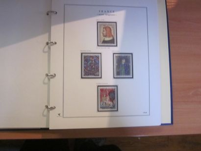 Un carton avec un ensemble de 5 collections...